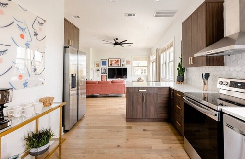 Riverside House | Unforgettable Bachelor/Bachelorette Mansion in ATX