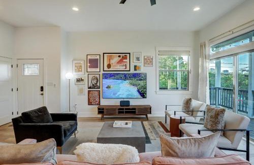 Riverside Villa | Vibrant Mansion for Bachelor/Bachelorette Events in ATX