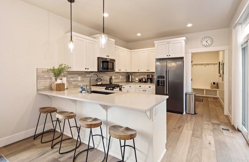 Century West House | Bachelor Bliss - near Mt Bachelor & Trail w/Hot Tub, separate ADU