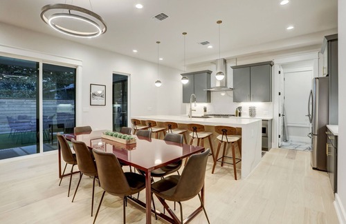 Holly House | Top-Rated Bachelor(ette) House in East Downtown with Kitchen