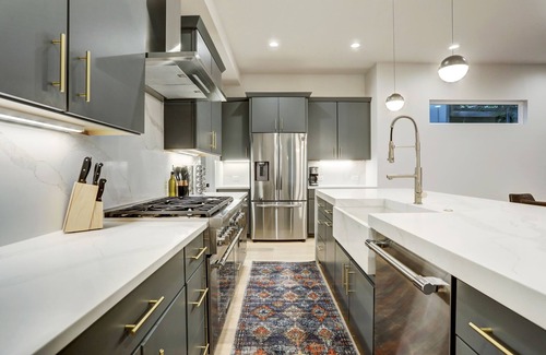 Holly House | Top-Rated Bachelor(ette) House in East Downtown with Kitchen