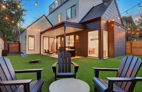 Holly House | Top-Rated Bachelor(ette) House in East Downtown with Kitchen