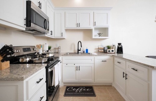 Amarillo House | Serene Back House Oasis with Spa & Breakfast for 4