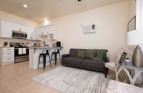 Amarillo House | Serene Back House Oasis with Spa & Breakfast for 4