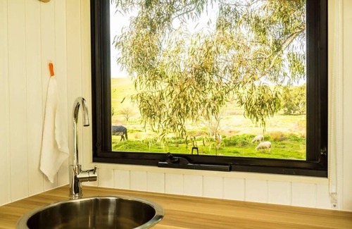 Gundagai House | Pet-Friendly Back Station Creek Retreat - Guest Rated 10/10