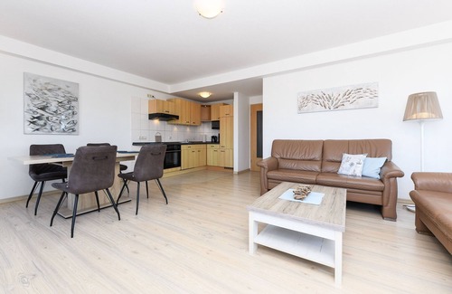 Bensersiel Apartment | Oceanfront Retreat at Backboard - House Harbor View