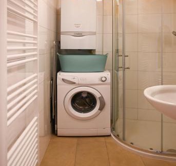 Margareten Apartment | Budget-Friendly Backpacker Apartment Naschmarkt for Families