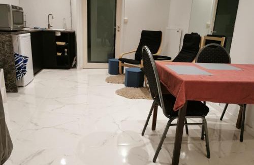 Vogelzang Apartment | BackPackers GELIJKVLOERS: Studio with Kitchen & En-Suite Bath