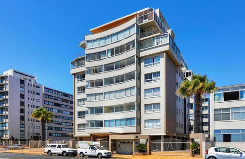 Mouille Point Apartment | Modern Beach Apartment with Ocean Views near V&A