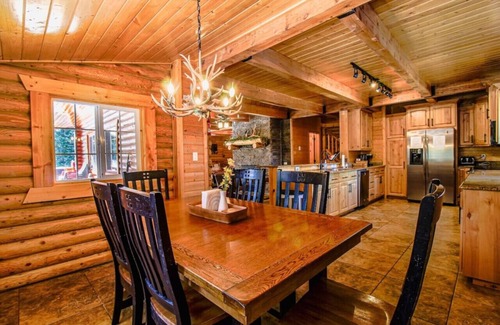 Duck Creek Village Cabin | Unforgettable Backwoods Bonanza Cabin with Hot Tub & Breakfast