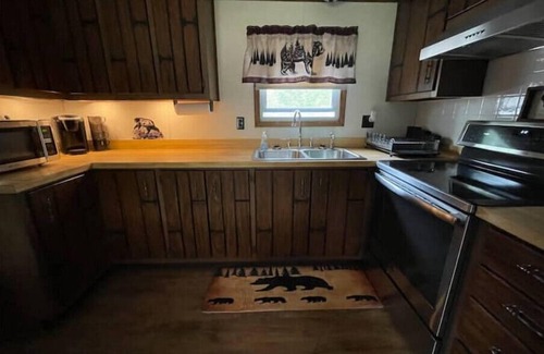 Crivitz Cabin | Backwoods Hideaway: Family-Friendly Retreat with Breakfast