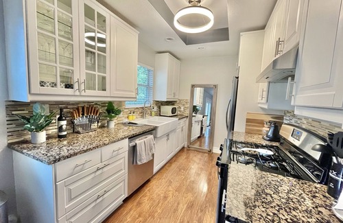 South Manchaca House | Relaxing Spa Oasis: Hot Tub, Sauna & Close to Downtown!