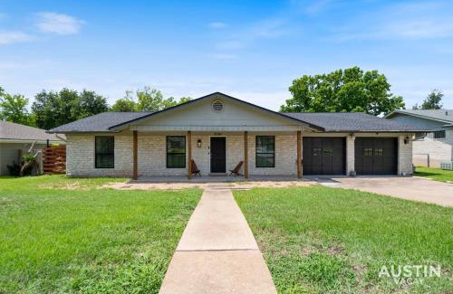 McNeil House | Backyard w Deck, Yoga Space 3BR 2BA Home Parking Near Domain by Austin Vacay