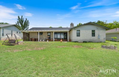 McNeil House | Backyard w Deck, Yoga Space 3BR 2BA Home Parking Near Domain by Austin Vacay