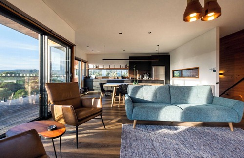 Coles Bay House | Oceanfront Retreat with Spa & Exceptional 10/10 Guest Rating