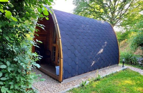 Elchweiler Apartment | Cozy Badger Den Pod for Two with Spa and Breakfast