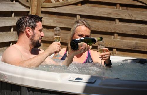 Telford Cabin | Explore Badger's Wood: Family-Friendly Retreat with Hot Tub