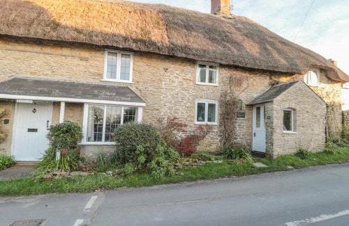 Littlebredy House | Family-Friendly Retreat at Badgers Cottage - Pet Welcomed!