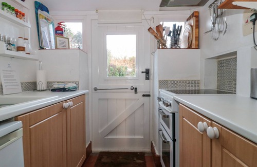 Littlebredy Cottage | Cozy Badgers Cottage: Pet-Friendly Retreat in Chickerell
