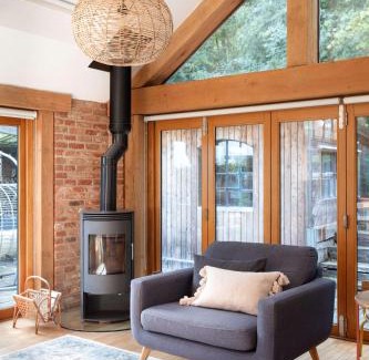 Pulborough House | Badgers Cottage: Pet & Child Friendly with Perfect Ratings