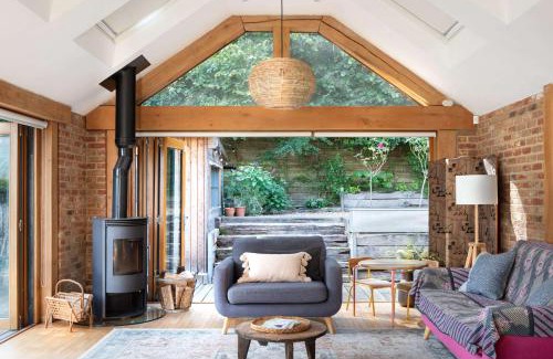 Pulborough House | Badgers Cottage: Pet & Child Friendly with Perfect Ratings