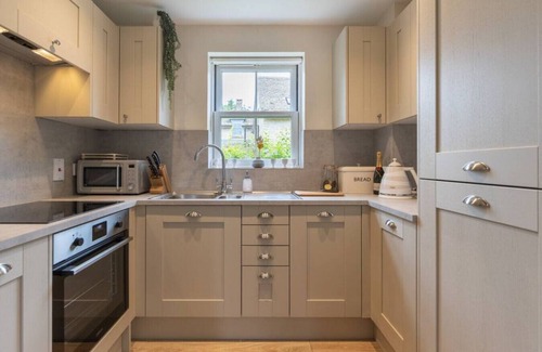 Cirencester Cottage | Experience Badgers Lodge - Lakeside Spa Getaway