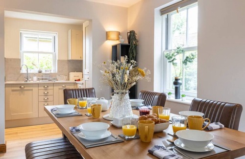 Cirencester Cottage | Experience Badgers Lodge - Lakeside Spa Getaway