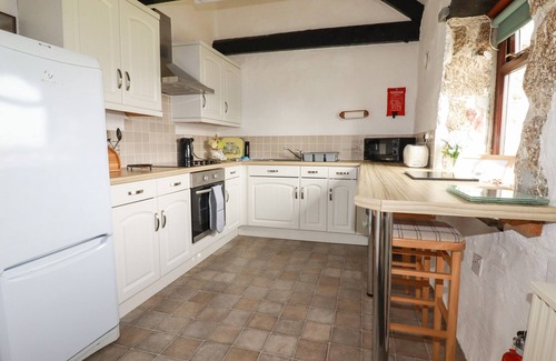 Crowthorne Cottage | Family-Friendly Retreat at Badgers Sett with Kitchen Access