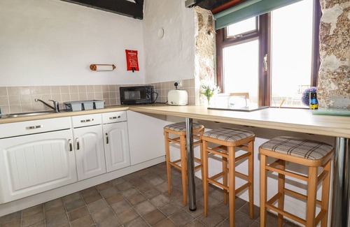 Crowthorne Cottage | Family-Friendly Retreat at Badgers Sett with Kitchen Access