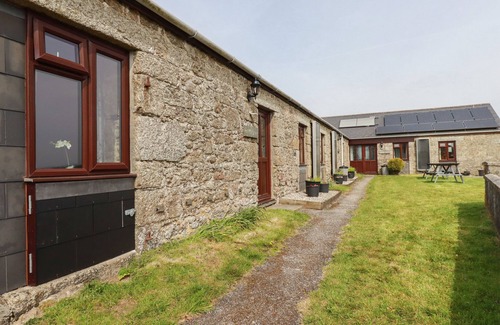 Crowthorne Cottage | Family-Friendly Retreat at Badgers Sett with Kitchen Access
