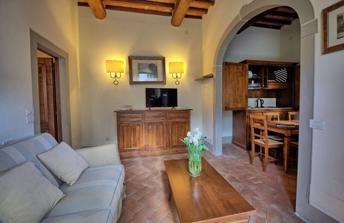 Cincelli Apartment | Discover Badia Di Campoleone: Family-Friendly Retreat