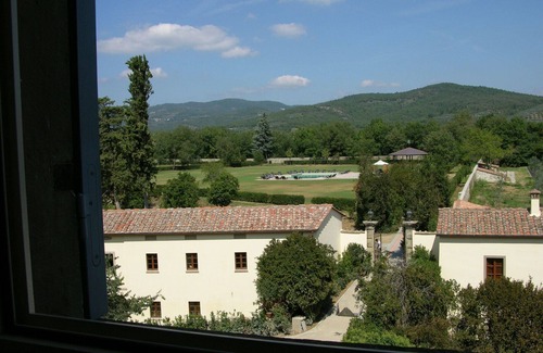 Cincelli Apartment | Discover Badia Di Campoleone: Family-Friendly Retreat
