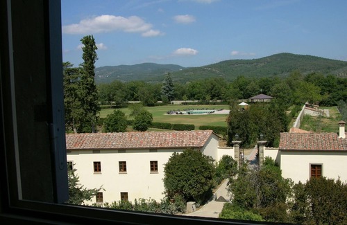 Cincelli Apartment | Comfortable Retreat at Badia Di Campoleone with Pool & Breakfast