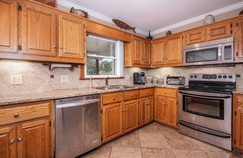 New London House | Ideal Badin Lake Waterfront Home with Kayaks and Views