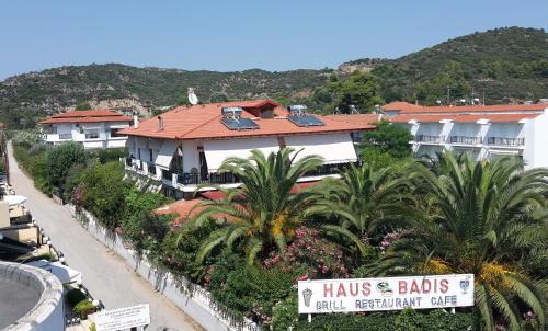 Toroni Apartment | Explore Badis Haus: Pet-Friendly Stay with Top Amenities