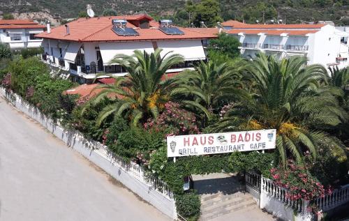 Toroni Apartment | Explore Badis Haus: Pet-Friendly Stay with Top Amenities