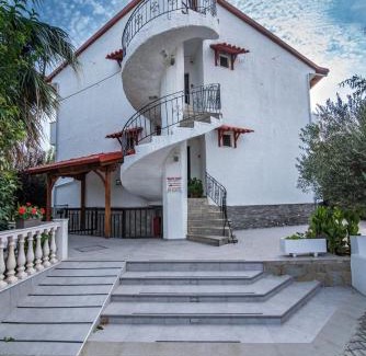 Toroni Apartment | Explore Badis Haus: Pet-Friendly Stay with Top Amenities