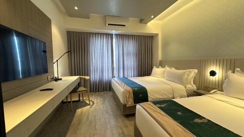 Ipil Hotel | Indulgent Badsbrotel Suites: Spa, Pool & Family-Friendly Escape