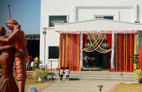 Gunnaur Hotel | Discover Bageecha Banquet and Hotel: Child-Friendly Retreat