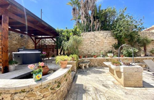 Alcamo Villa | Pet-Friendly Baglio Giganti: Top-Rated 4-Star Escape