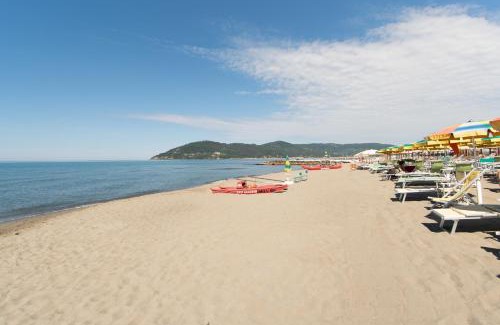 Marina di Carrara Hotel | Discover Bagno Lunezia: Oceanfront Stay with Beach Access