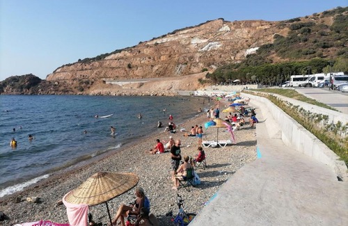 Aliaga Apartment | Seaside Bahçeli Retreat with Family and Pet-Friendly Perks