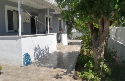 Aliaga Apartment | Seaside Bahçeli Retreat with Family and Pet-Friendly Perks