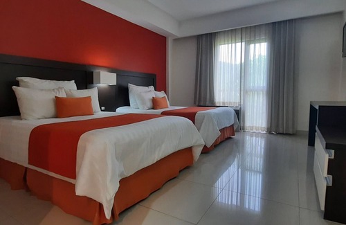 Santiago Hotel | Discover Bahía Escondida: Relaxing Pool & Spa Retreat