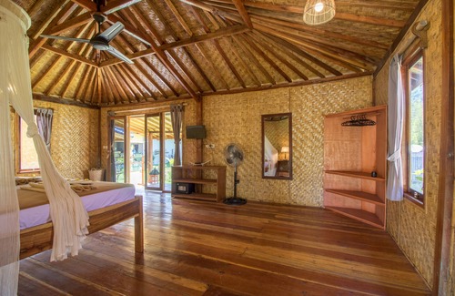 Sekongkang Bed & Breakfast | Relax at Baha Baha Villas with Pool and Family Amenities