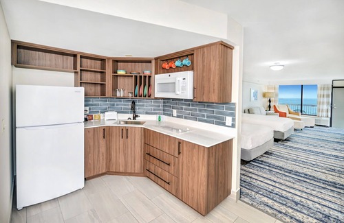 Daytona Beach Hotel | Ocean View Bliss at Bahama House - Rated 9/10