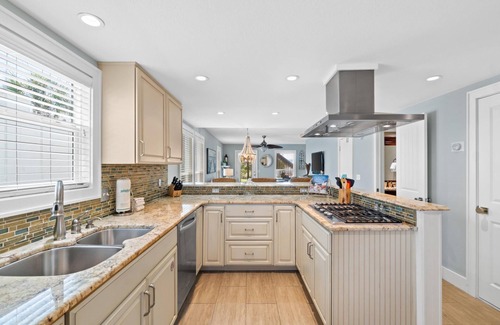 Sunnyside House | Pet-Friendly Bahama West: Beach Access & Free Activities