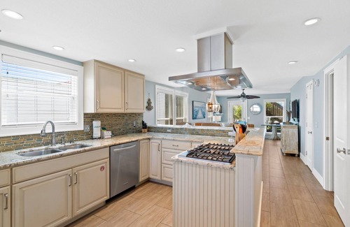 Sunnyside House | Pet-Friendly Bahama West: Beach Access & Free Activities
