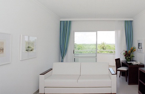 Catu de Abrantes Hotel | Inviting Bahia Plaza Hotel with Ocean View & Spa Amenities