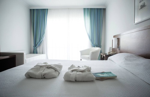 Catu de Abrantes Hotel | Inviting Bahia Plaza Hotel with Ocean View & Spa Amenities
